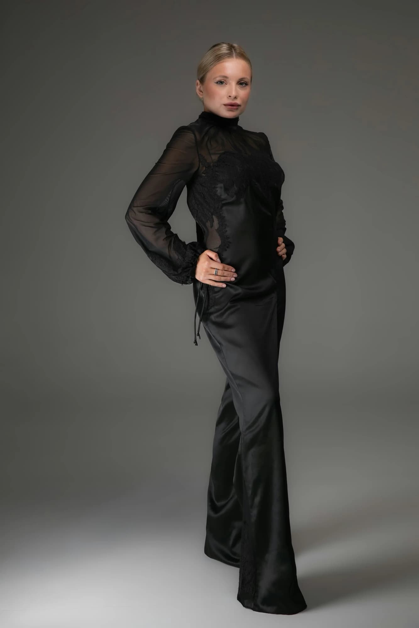 Tuta intera raffinata con ricami in nero