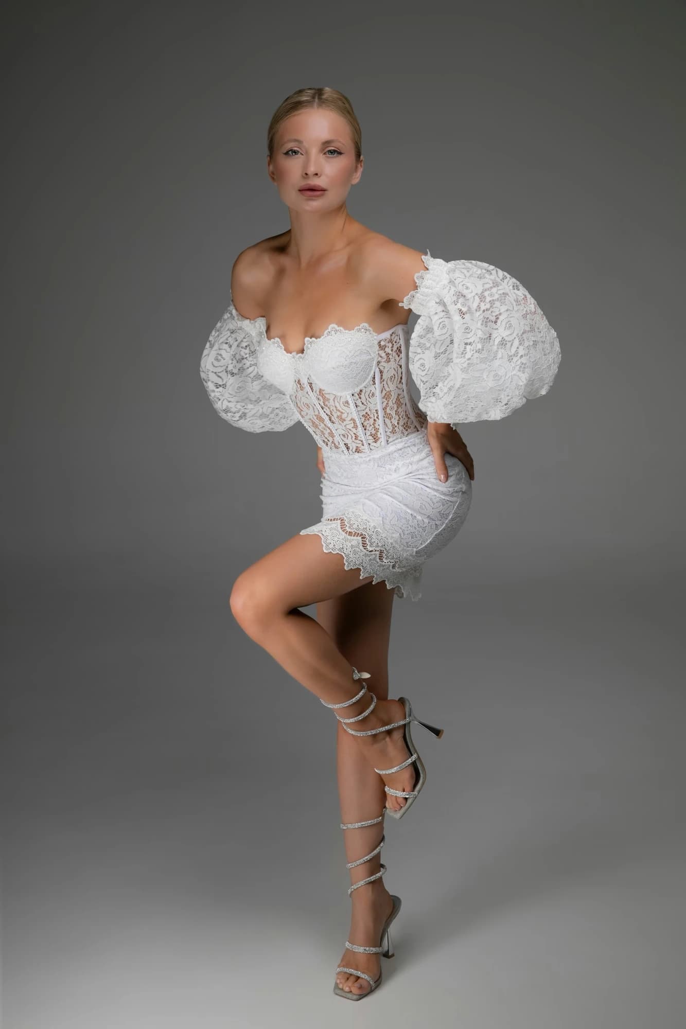 Abito bianco in pizzo sangallo con maniche a sbuffo staccate