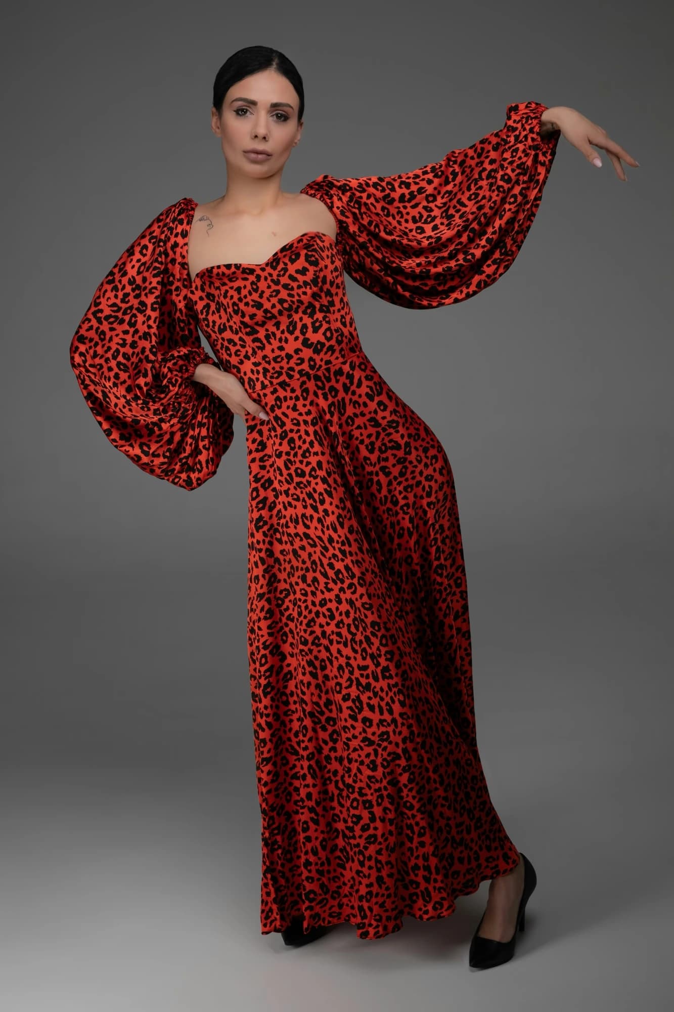Abito lungo leopardato rosso con maniche a palloncino