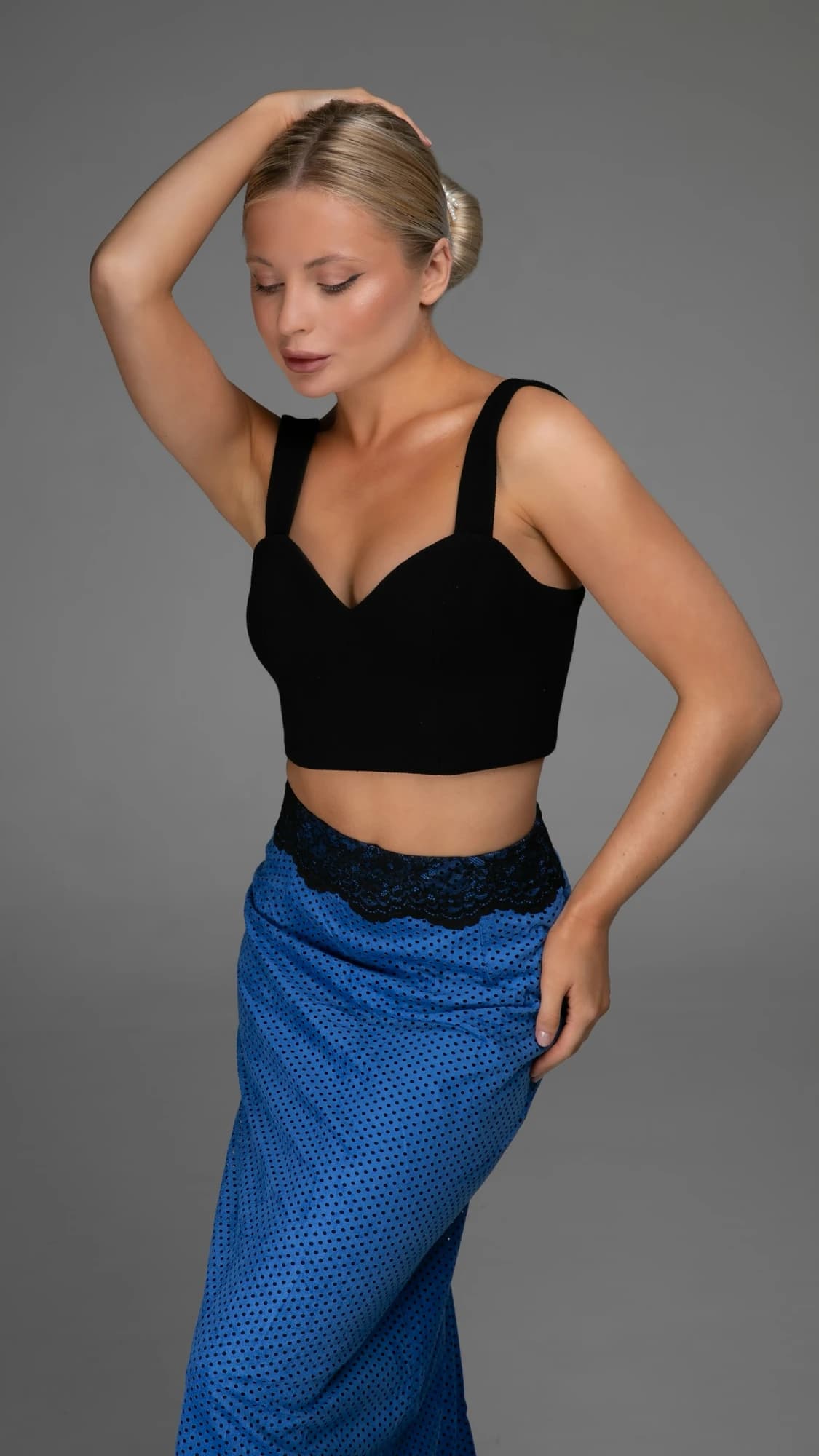 Gonna midi blu in Alcantara traforato con pizzo