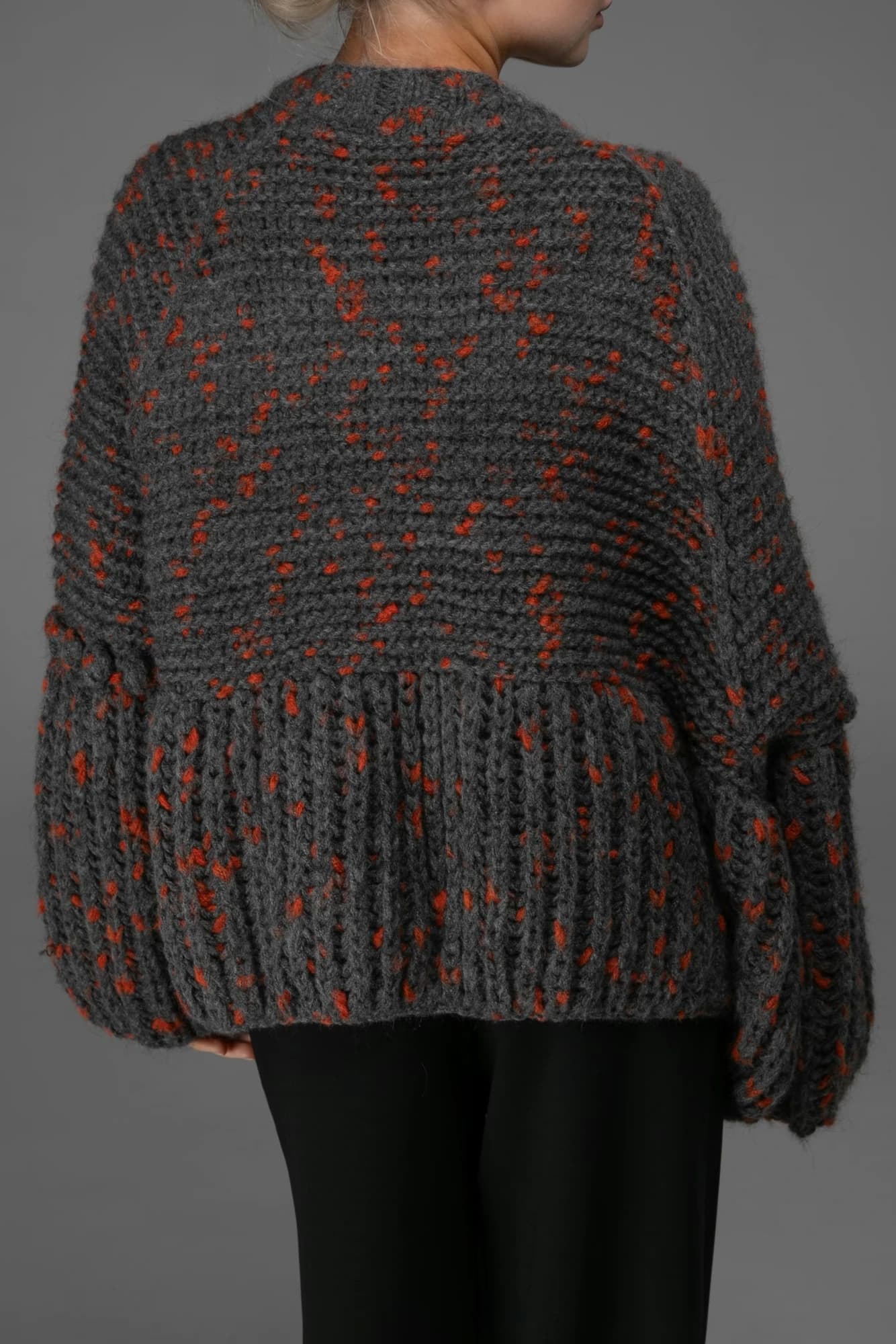 Maglione con manica a sbuffo - Modello 4 (grigio/terracotta)